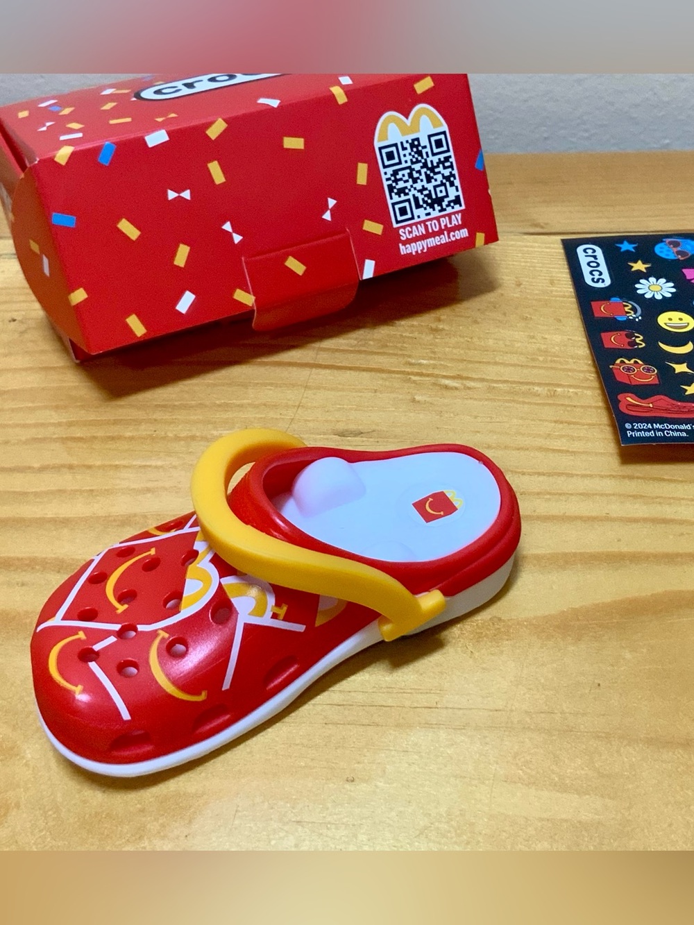 Red Crocs X McDonalds Keychain - Picture 5 of 6